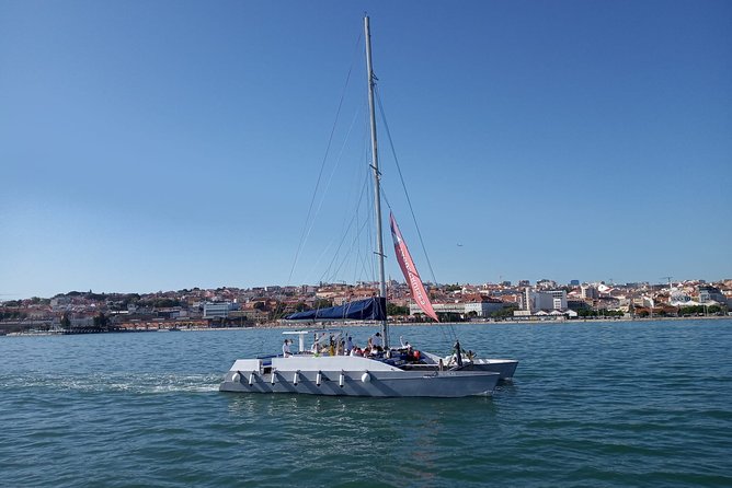 2H Private Sailing Catamaran "Vertigo" Tour in Lisbon up to 18pax - Saint George’s Castle and Alfama: hills you can actually see