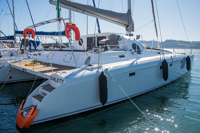 2H Tour on a Private Sailing Catamaran "Scarlett" up to 16 people - A private catamaran turns Lisbon into a moving viewpoint