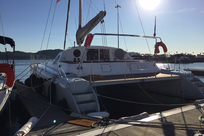2H Tour on a Private Sailing Catamaran "Scarlett" up to 16 people - Getting on board Scarlett: the meeting point and practical start