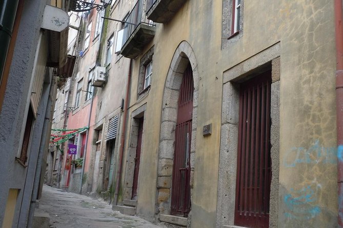 3-Hour Porto Jewish Heritage Walking Tour with Local Guide - Porto Cathedral start: where the story gets its footing