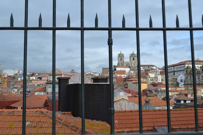 3-Hour Porto Jewish Heritage Walking Tour with Local Guide - Postigo do Carvao and medieval gates: where the city constricted