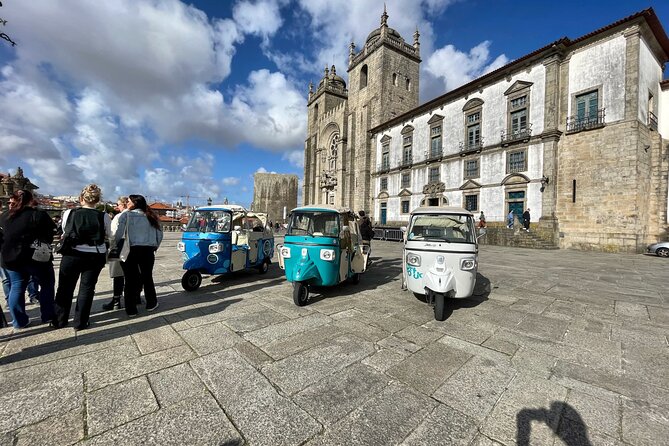 3h30 tour in Porto by Tuk Tuk - São Bento Railway Station: 20,000 Hand-Painted Tile Stories