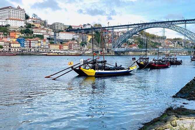 3h30 tour in Porto by Tuk Tuk - Igreja do Carmo: Two Churches, One Focused Visit