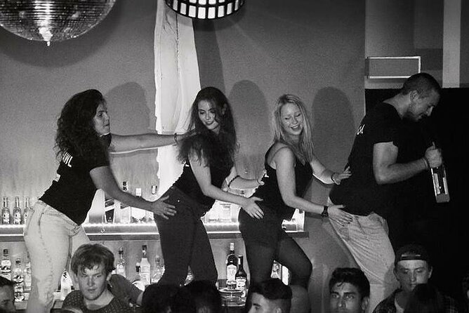 4-hour Guided Porto Pub Crawl with 6 drinks and VIP CLUBentry - Hosts and the Social Part: Good Energy, Small-Group Mingle, and a Plan B for Crowds