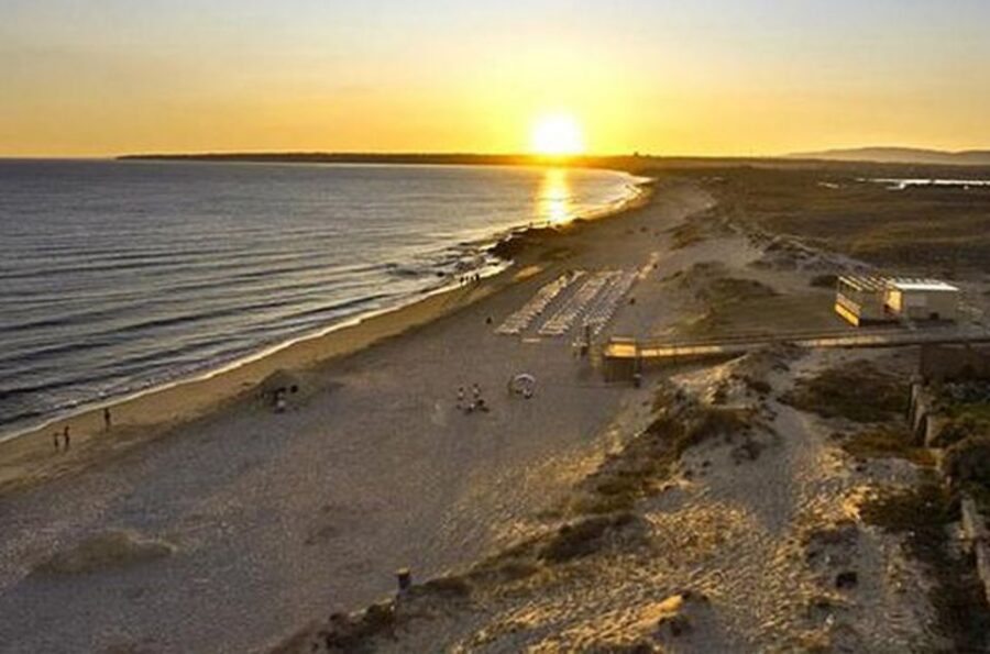 Albufeira: Beaches, Old Town, and Salgados Lagoon Jeep Tour - Praia do Castelo: Shelter Under Tall Cliffs