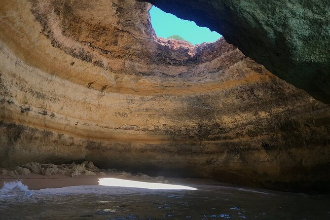 Albufeira: Dolphins and Caves Tour - Choosing your side and managing comfort on the boat