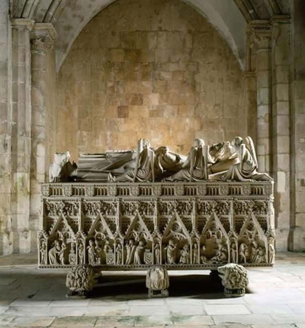 Alcobaça: Entry to UNESCO Alcobaça Monastery - The white jewel effect: Gothic architecture and what to look for