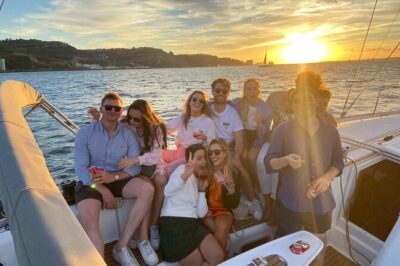 Amazing Tour on Sailing Boat - Sunset on the return leg: the 25 de Abril Bridge moment