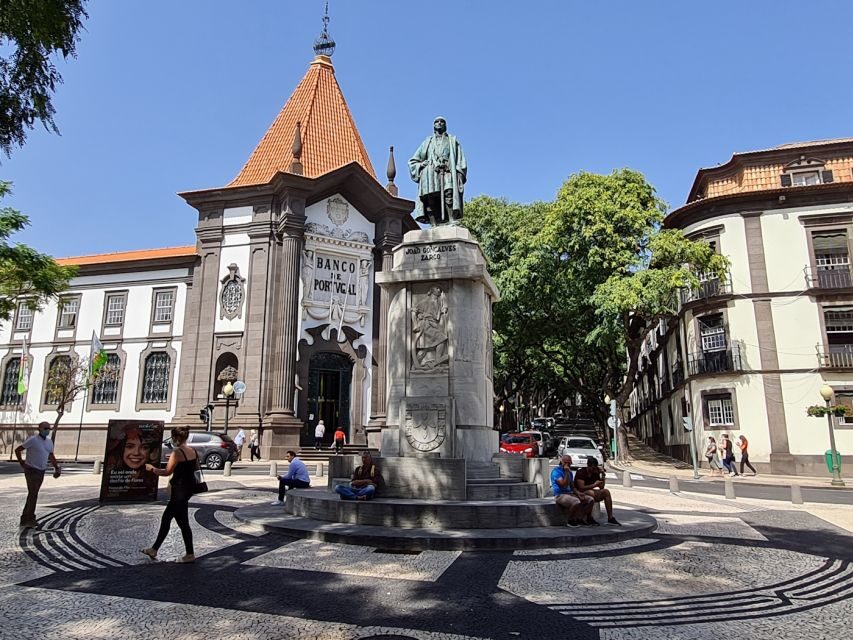 Audio Guide Citywalk Funchal for Cruise Guests - Sao Laurence Palace and the park reset in the shade