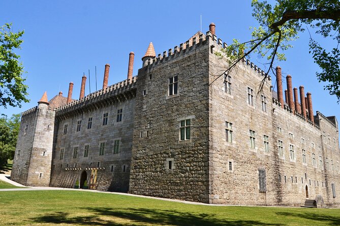 Authentic Braga & Guimarães: Small Historical Group Tour - Guimarães palaces and old streets: from royal weddings to lived-in city life