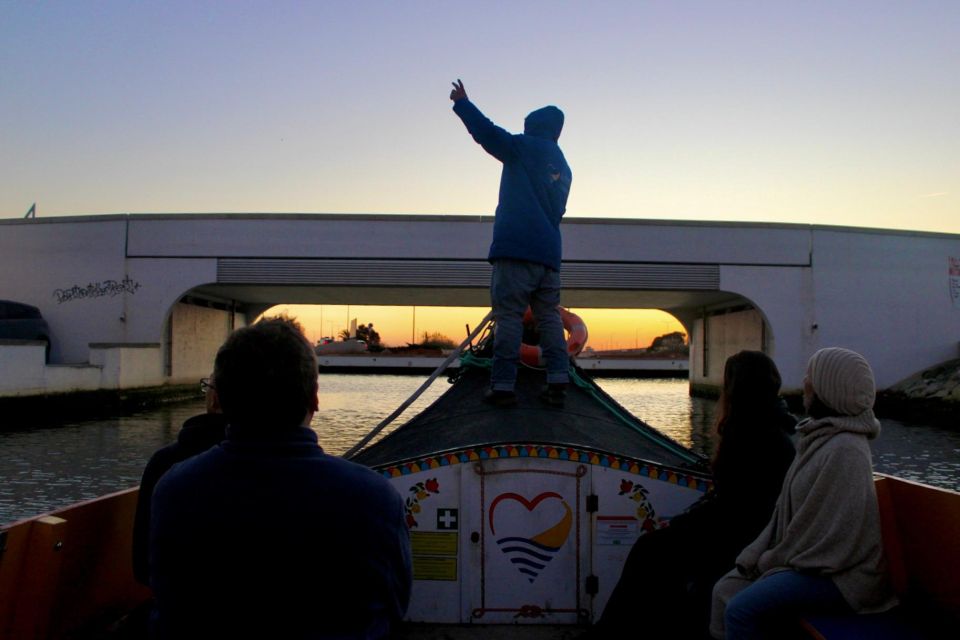 Aveiro no Coração - Passeio de barco típico em Aveiro - Rain day reality: the tour goes on, and umbrellas are limited