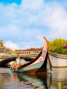 Aveiro: Scenic Guided Boat Tour - Finding Aveiro Moments and your departure spot