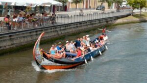 Aveiro: Traditional Moliceiro Boat Cruise - Meeting at Aveiro com Paixão and getting on the water quickly