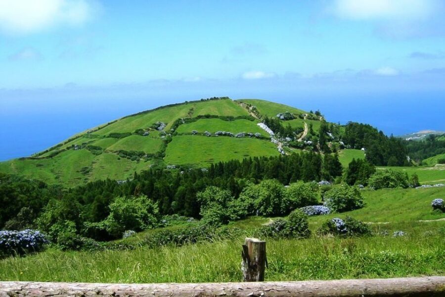 Azores: Sete Cidades Scenic Jeep Tour from Ponta Delgada - Sete Cidades: getting above Lagoa Azul and Lagoa Verde