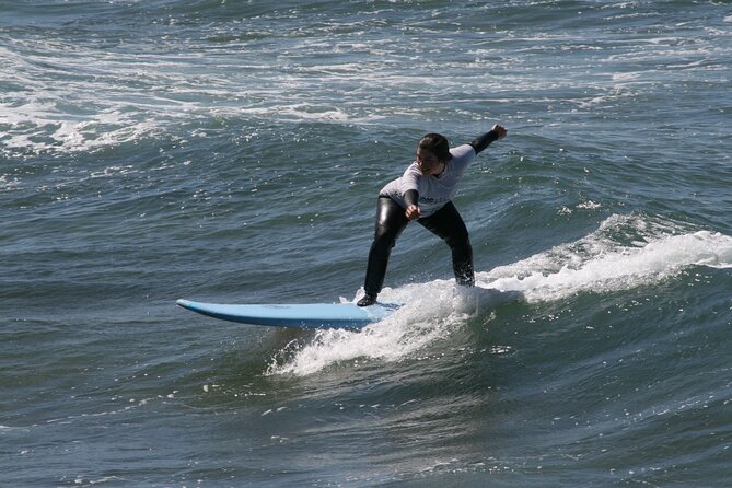 Beginners, intermediate and advanced surf lessons - The land session: safety, gear, and the movements that matter