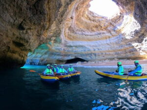 Benagil cave 1 hour tour with local guide - Getting started: meet-up near O Pescador and the quick safety rhythm