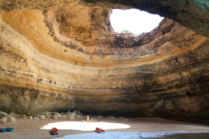 Benagil Caves trips - Cruising Algar de Benagil: the famous cave, framed by the coastline