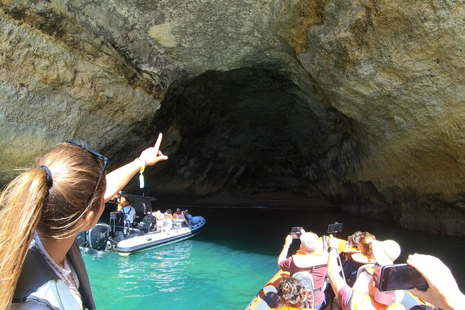 Boat trip to the caves of Benagil - Comfort on the water: jackets, spray, and no swim stops