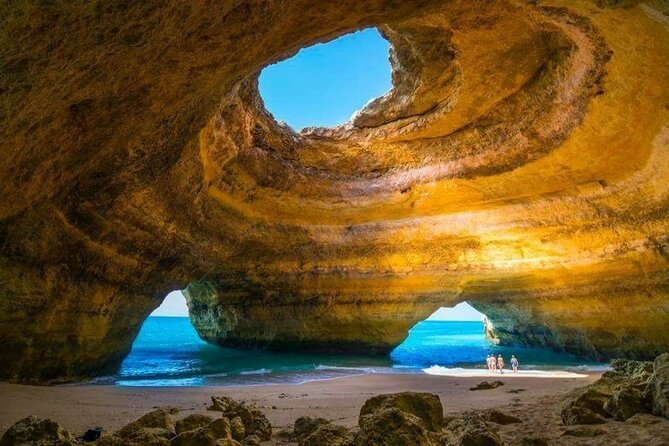Boat trip to the caves of Benagil - Meeting point at Passeio dos Descobrimentos 10 and getting aboard