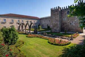 Braga: Private & Flexible Walking Tour in Historic Center - Where the loop starts: Porta Nova and Campo das Hortas Square