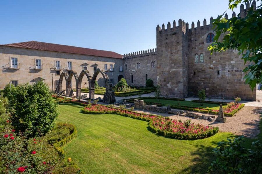 Braga: Private & Flexible Walking Tour in Historic Center - Where the loop starts: Porta Nova and Campo das Hortas Square