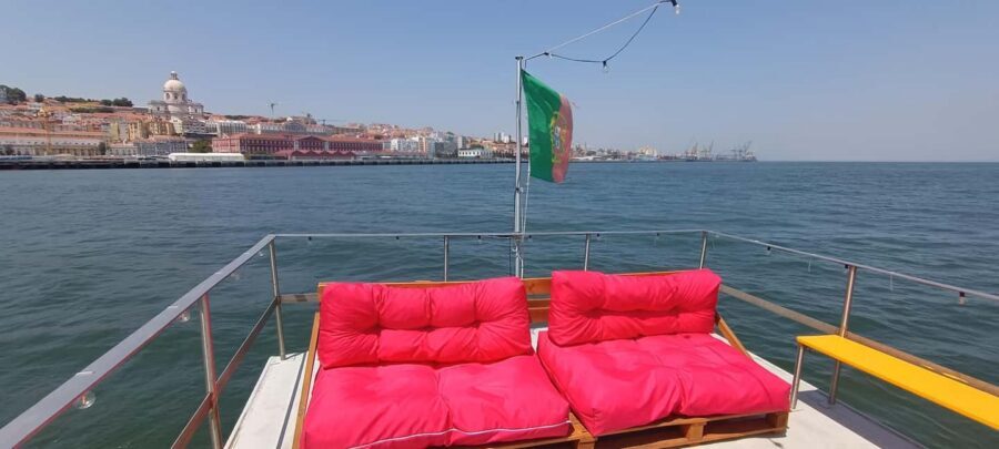 Cascais Coastal Secrets: 90-Minute Cruise with Free Drinks - Casino Estoril and Forte da Cruz: The Coast Looks Different From Water