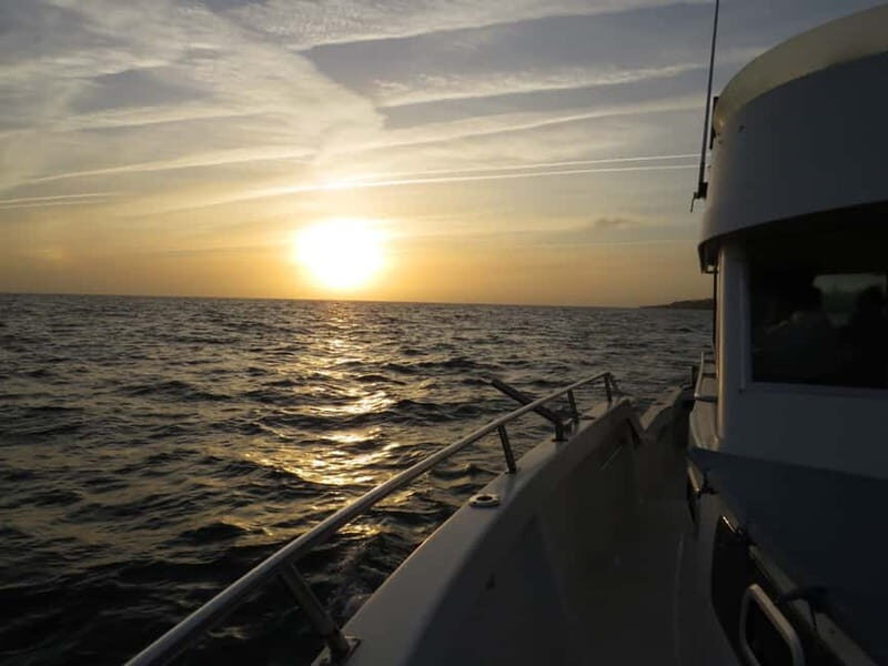 Cascais: Sunset Boat Trip with Welcome Drinks - Quick hits