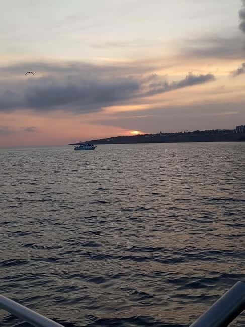 Cascais: Sunset Boat Trip with Welcome Drinks - Tamariz Beach photo stop: quick coastal reset