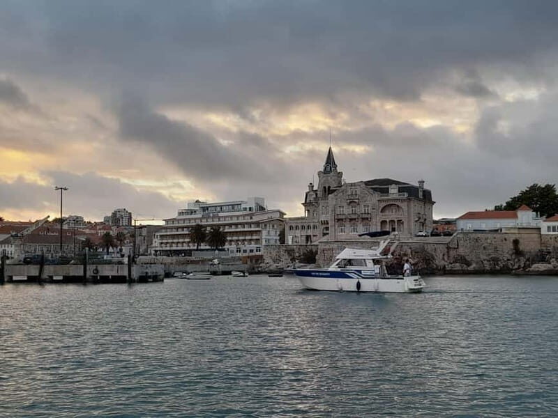 Cascais: Sunset Boat Trip with Welcome Drinks - Welcome drinks, snacks, and blankets: comfort without turning formal