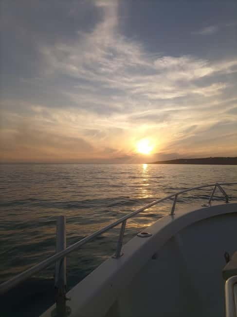 Cascais: Sunset Boat Trip with Welcome Drinks - Group size, timing, and what to wear for this kind of sea air
