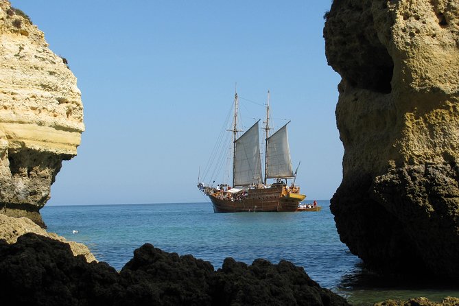 Cruise 2, Benagil - Morning - Caves 11:30H - 14:00H - Benagil Caves stop: the hour that makes the difference