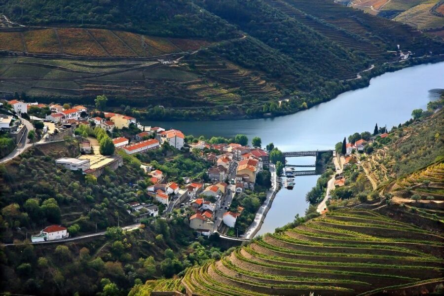 Day Cruise from Porto to Pinhão with Breakfast and Lunch - Getting on board at Cais da Estiva in Porto