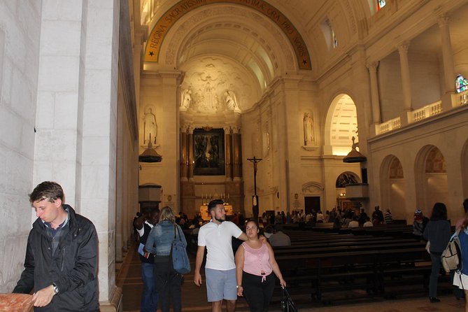 Discover Fátima: Private Pilgrimage Tour from Lisbon - Capela das Aparições and Holy Trinity Church: two very different kinds of meaning