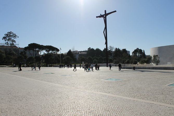 Discover Fátima: Private Pilgrimage Tour from Lisbon - Crowds, prayer, and realistic expectations for busy pilgrimage dates