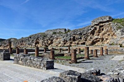 Discovering the Roman Ruins of Conímbriga and the Caves of Sicó - Sicó limestone massif: moving from Roman stones to living geology