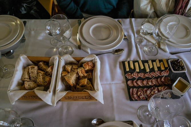 DOURO VALLEY: Lunch in a winery, tastings & 1-h private boat tour - Key highlights at a glance