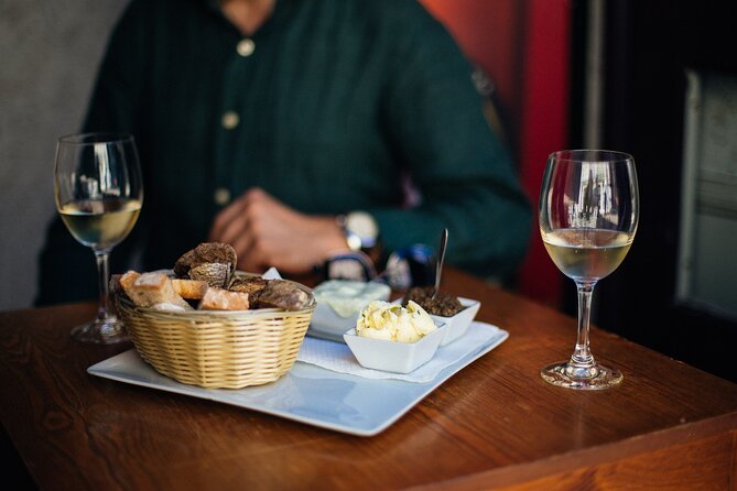 Drinks & Bites in Faro Private Tour with a Local - Stop 3 at Igreja de São Pedro: a historic anchor between night stops