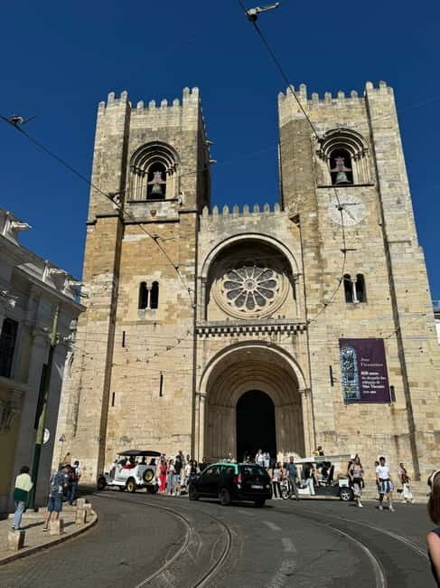 Eco Tuk Tours Lisbon - The guide makes it: photo stops, conversation, and music