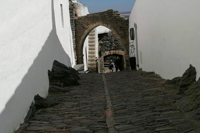 Évora and Monsaraz from Lisbon - Monsaraz hilltop village: fortress walls and Spain-border views