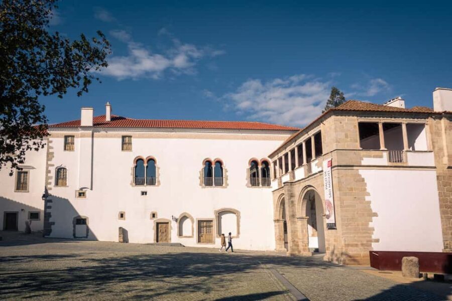 Évora: Private & Flexible Walking Tour in Historic Center - Praça de Sertório: Roman Baths Hidden in Plain Sight