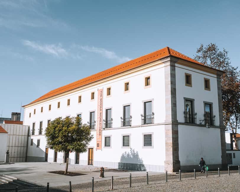 Évora: Private & Flexible Walking Tour in Historic Center - Praça do Giraldo and the Eight-Spout Fountain Moment