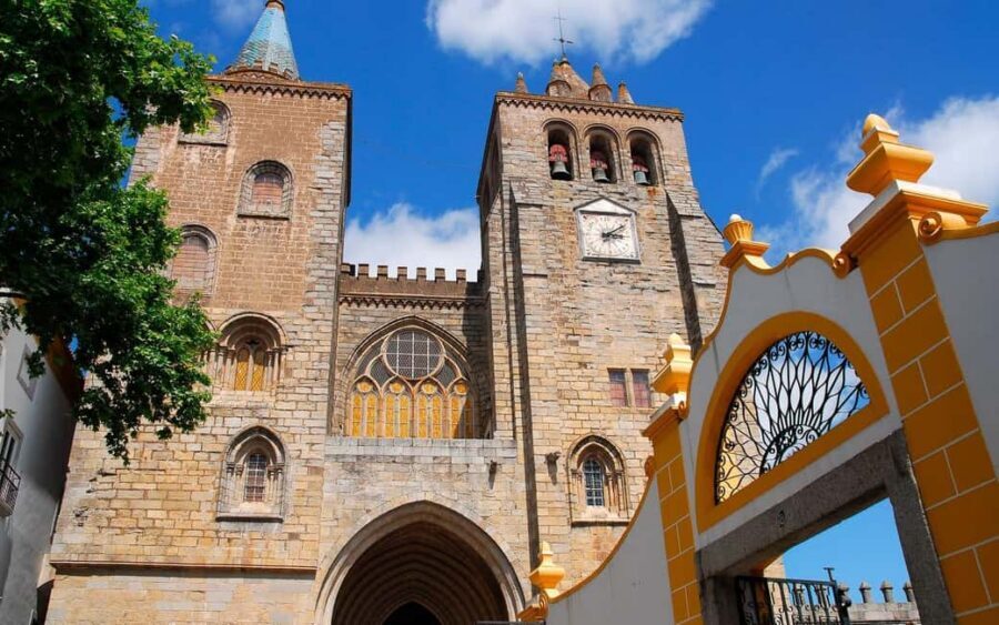 Évora: Small group walking tour with Chapel of Bones - Why Évora’s Chapel of Bones makes more sense with a guide