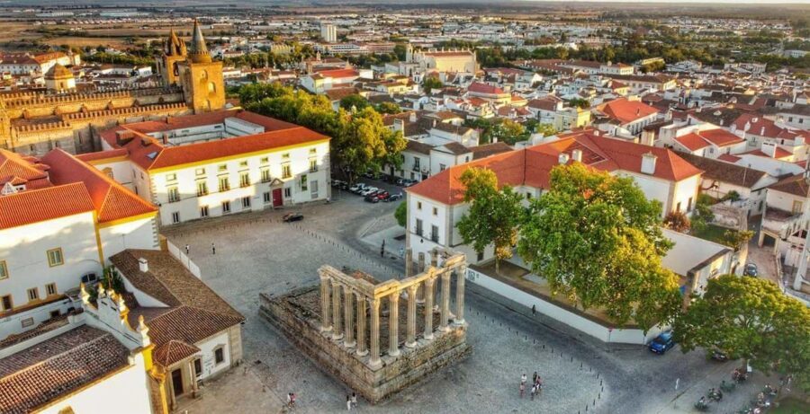 Évora: Small group walking tour with Chapel of Bones - Small-group pace in English: what $40 really buys