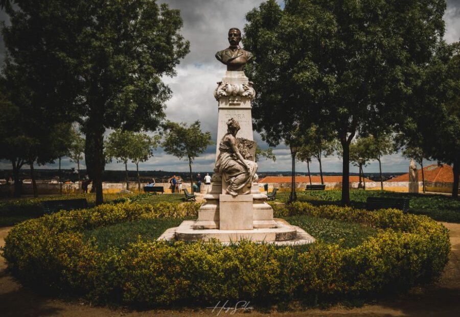 Évora: Tales and Legends Guided Walking Tour - The tour method: stop, story, look again