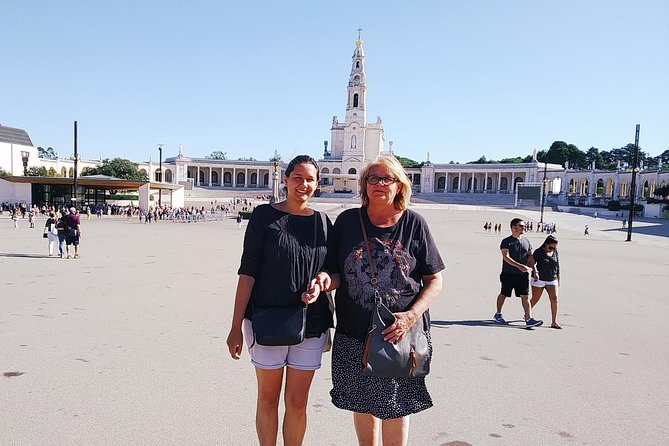 Exclusive Tour of Fátima and home of the shepherds - Basilica of Nossa Senhora do Rosário de Fátima: The Shepherds’ Tombs