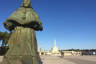 Fátima Message Private Tour with Candle Procession from Lisbon - Valinhos Sanctuary and Loca do Anjo: calm space for prayer and Stations of the Cross