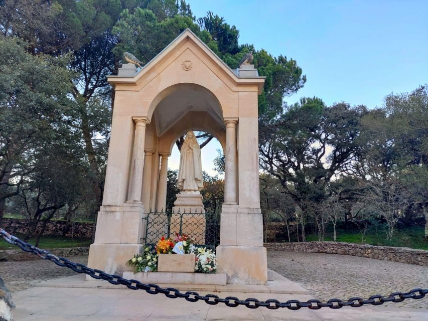 Fátima Private Tour: Shrine| Sacred Path |Shepherds House - Arneiro’s Well: a simple stop with a storytelling advantage