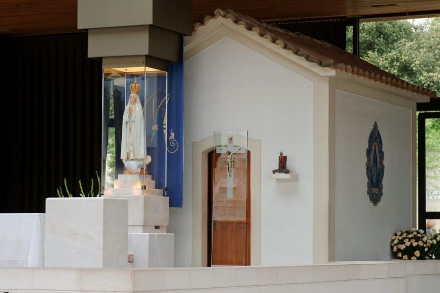 Fátima: Sanctuary and Apparition Sites Guided Tour - Basilica of Our Lady of the Rosary: tombs, neo-Baroque drama, and names that matter