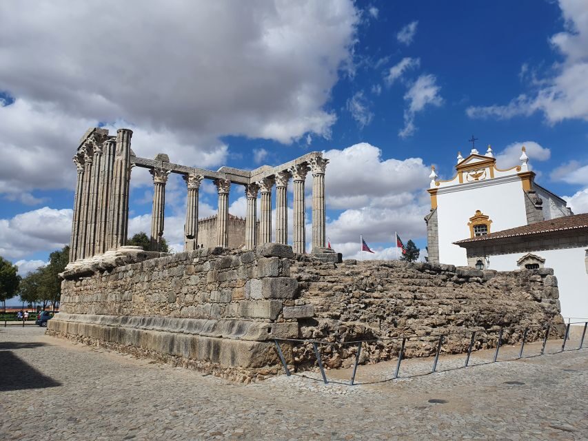 From Lisboa: Evora and Monsaraz Full-Day Tour - Royal Palace of King Manuel and the street-market pulse