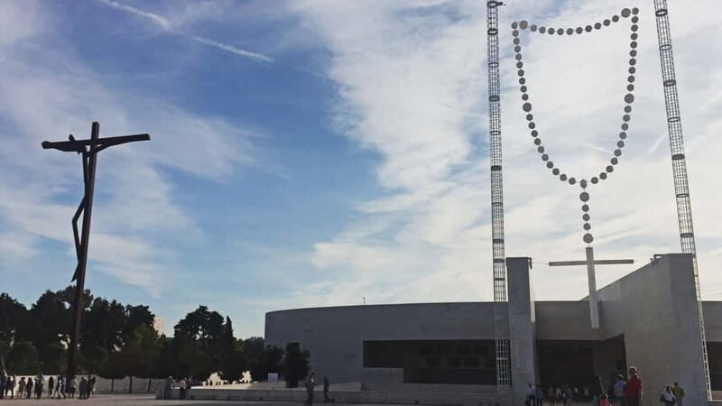 From Lisbon: Best of Fátima Half Day Tour - Basilicas and the Chapel of the Apparitions: The Main Buildings